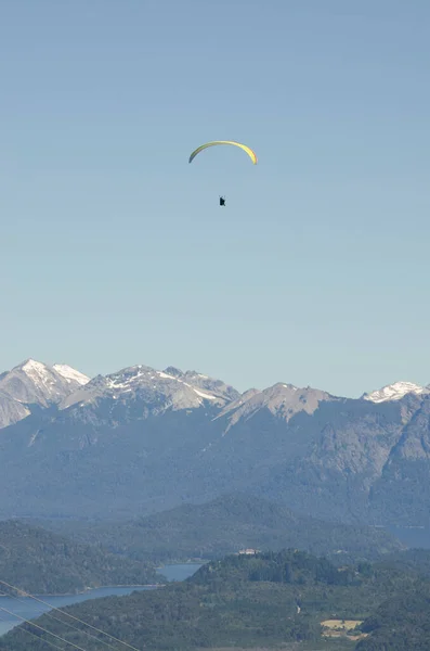 Bariloche Nin Panoramik Görüntüsüyle Paraşüt Yapmak Uçma Özgürlük Sükunet Kavramı — Stok fotoğraf