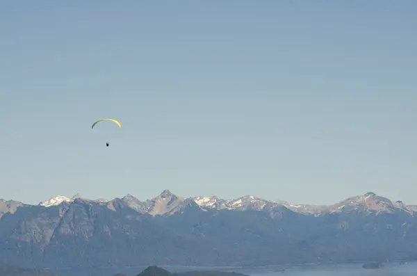 Planeador Volando Sobre Cordillera Horizontal Con Espacio Copia Concepto Libertad — Foto de Stock
