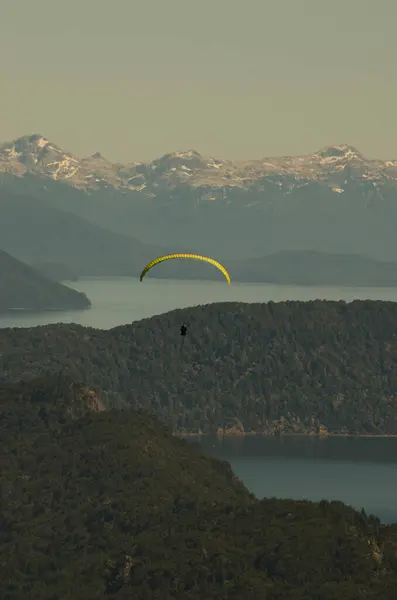 Parapente Paraquedas Amarelo Sobre Cidade Arredores Bariloche Voando Livre Sozinho — Fotografia de Stock