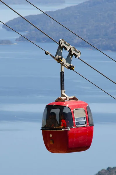 Línea Teleférico Bariloche Cabinas Rojas Atracción Turística Cerro Otto Rio —  Fotos de Stock