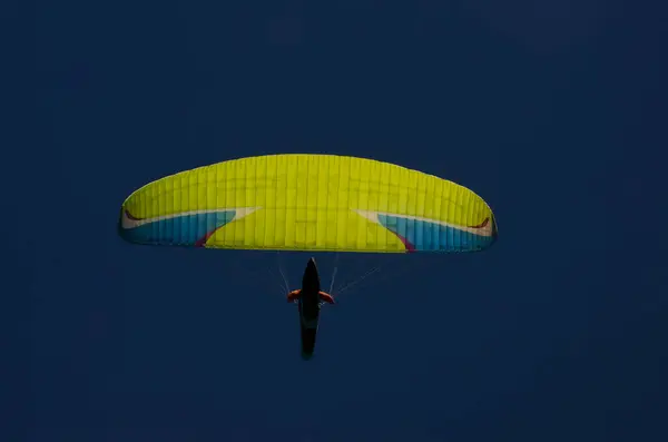Paraglidista Shlédnutý Zdola Hlubokým Modrým Pozadím Oblohy Koncept Létání Výška — Stock fotografie