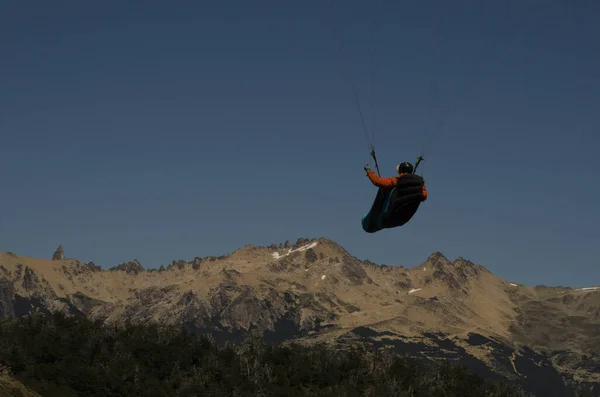 Ryggskott Paraglider Flyger Mot Berget Med Kopieringsutrymme San Carlos Bariloche — Stockfoto