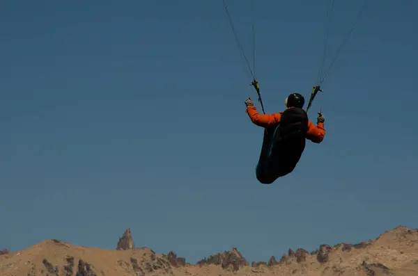 Motorista Parapente Suas Costas Indo Direção Montanhas Voando Com Céu — Fotografia de Stock