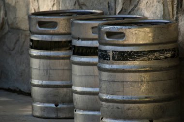 Bira fıçıları, taş gibi dipte kullanılmaya hazır.