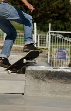 Bariloche 'deki kaykay parkı, spor ayakkabıları ve renkli gömlekli kaykay.