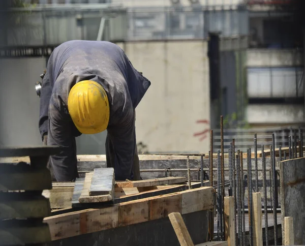 建筑工人穿着工作服站在大楼顶上 — 图库照片