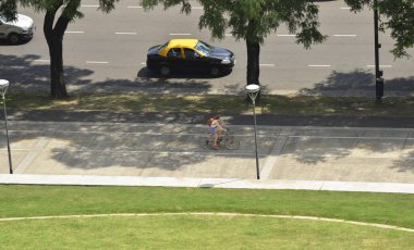 Buenos Aires 'in sokaklarından ve parklarından birinde, bir taksi dolaşıyordu ve güneşli bir cumartesi günü Palermo mahallesinde bisikletli bir kadın dolaşıyordu.