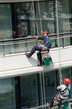 Yükseklik, cam temizleme, ipte asılı kalma riski.
