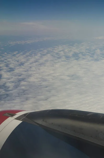 Commerciële Vliegtuigmotor Met Achtergrondwolken Gezien Vanuit Een Passagiersraam Een Commerciële — Stockfoto