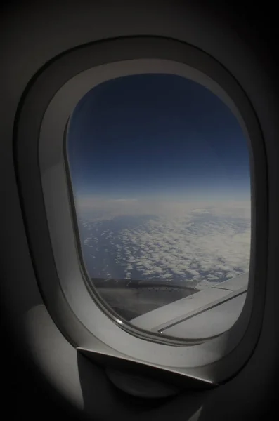 Ticari Uçak Penceresinden Gökyüzünden Turizm Gezisinde Arka Plandaki Bulutlardan Manzara — Stok fotoğraf