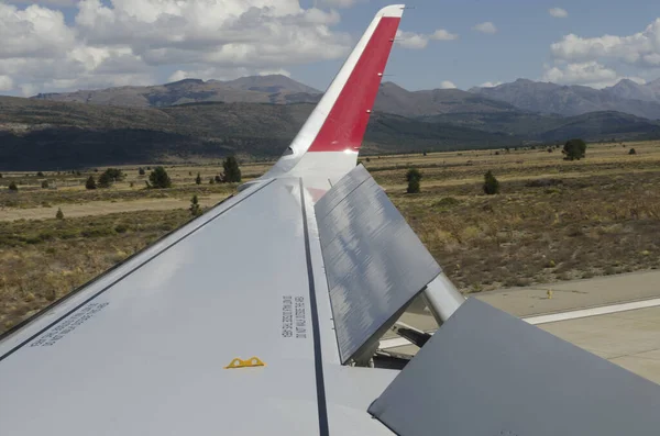 Vista Del Ala Pista Del Avión Aviones Que Acaban Aterrizar — Foto de Stock