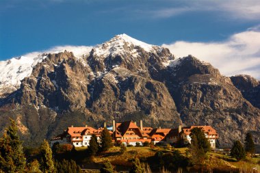 Bariloche 'deki Llao Llao Oteli' nin manzarası, karlı dağlar. Bulutlu gökyüzü