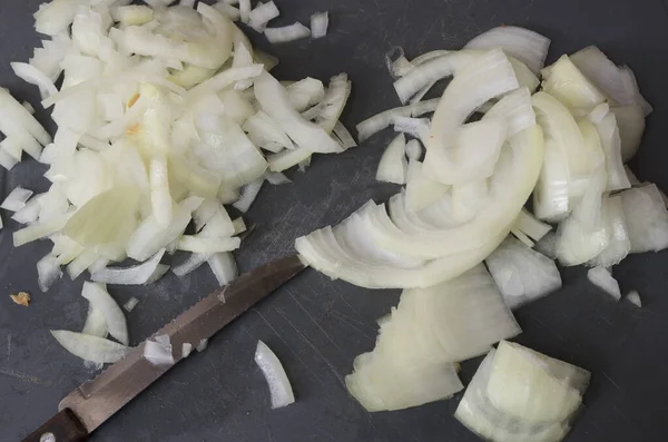 Cortando Cebolla Una Tabla Plástico Con Cuchillo Cerrucho Para Ensalada —  Fotos de Stock