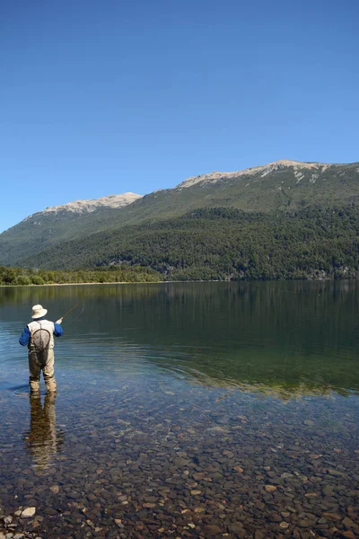 Pessoa Voar Pesca Com Todo Equipamento Pesca Lago Patagônia Argentina — Fotografia de Stock