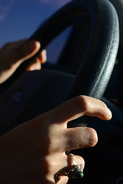 Θηλυκό Χέρι Που Παίρνει Τιμόνι Ενός Αυτοκινήτου Που Οδηγεί Στο — Φωτογραφία Αρχείου