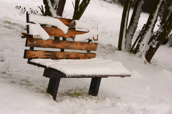 Vierkante Bank Vol Sneeuw Winter Stad Van Bariloche Plaza Voor — Stockfoto