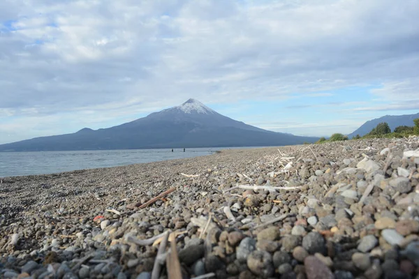 Volcano Osorno Shot Fishermen Lake Imposing Mountain Scenery — Zdjęcie stockowe