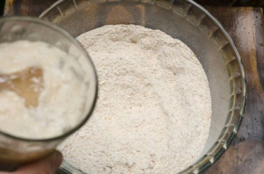 Tam buğday unu ve etkin maya ev yapımı ekmek yapmaya hazır, una maya ekleniyor.