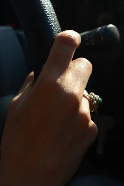 Γυναικείο Χέρι Που Παίρνει Τιμόνι Αυτοκινήτου Οδηγώντας Στο Δρόμο Ηλιοβασίλεμα — Φωτογραφία Αρχείου