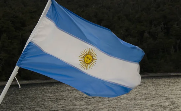Αργεντίνικη Σημαία Κυματίζει Στο Σκάφος Λίμνη Και Βουνά Στο Βάθος — Φωτογραφία Αρχείου