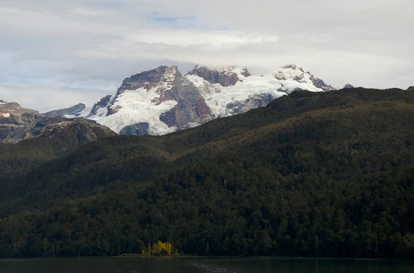 Cerro Fallador Snow Seen Frias Lake Вид Горы Горы — стоковое фото