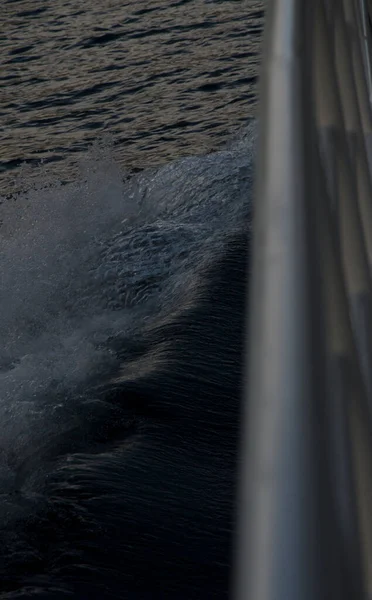 Пробуждение Воды Оставленной Лодкой Пилинге Поручнями Лодок — стоковое фото