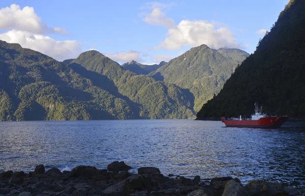 Frachtschiff Auf Einem See Südchile Mit Bergen Hintergrund — Stockfoto