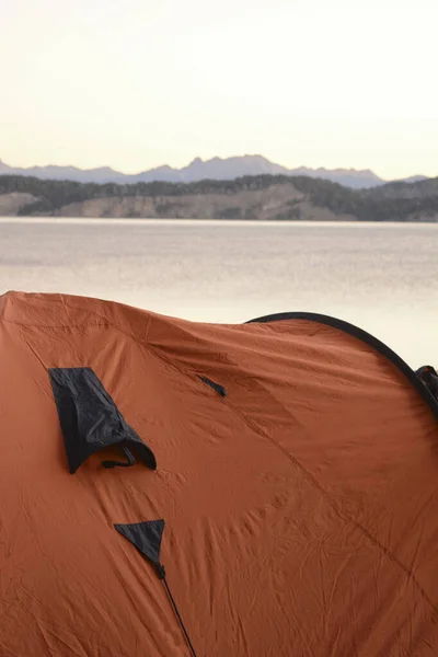 Bir Kamp Alanında Çadır Kurun Göl Kıyısında Naranga Çadırı Olan — Stok fotoğraf