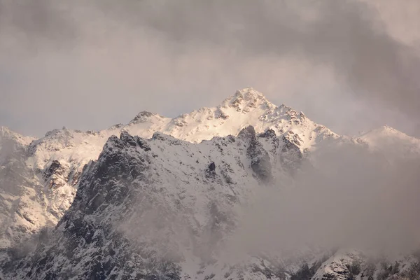 Dağları Nda Çok Beyaz Karlı Dağların Zirveleri — Stok fotoğraf