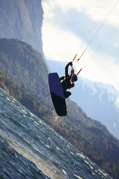 Hombre Joven Cometa Surf Con Lago Montañas — Foto de Stock