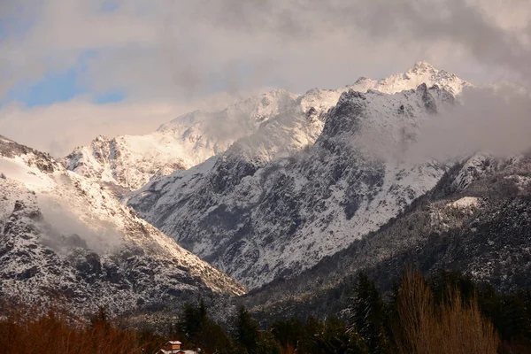 Dağları Ndaki Karlı Dağlar Sisli Orman Bulutlarla — Stok fotoğraf