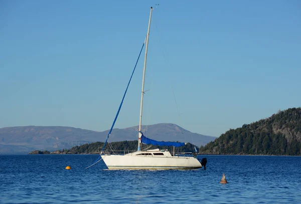 Kleines Segelboot Segelboot See Von Patagonien Argentinien Mit Der Bergkette — Stockfoto