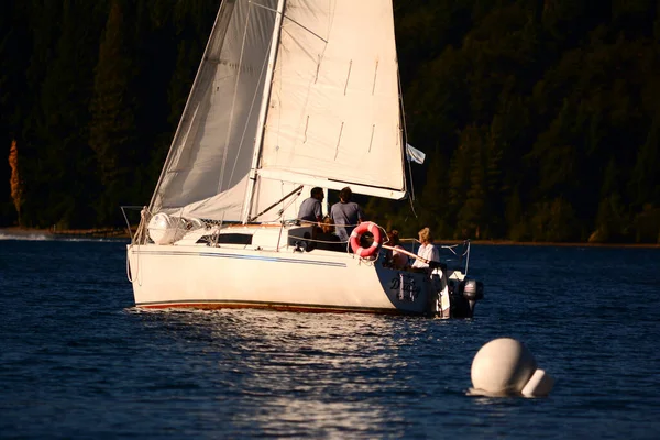 Люди Плывут Парусной Лодке Парусная Лодка Озере Nahuel Huapi Барилоче — стоковое фото