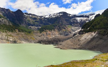 Cerro Tronador 'daki eriyen göl, siyah kar yığını. Patagonya Arjantin 'in panoramik manzarası