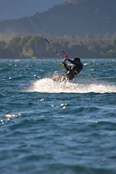 Mann Neoprenanzug Beim Kitesurfen See Von Patagonien Mit Hoher Geschwindigkeit — Stockfoto