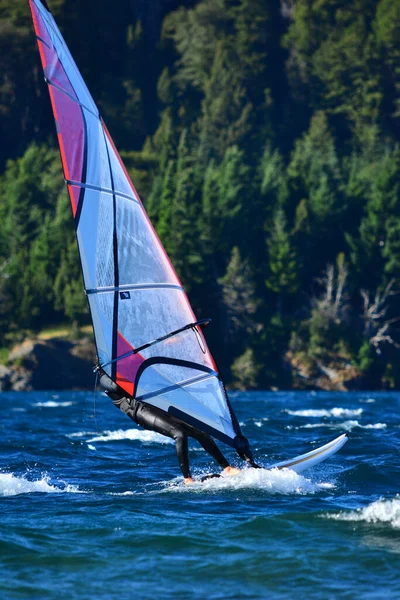 Windsurfen Auf Einem See Mit Bergen Hintergrund Buntem Segel Und — Stockfoto