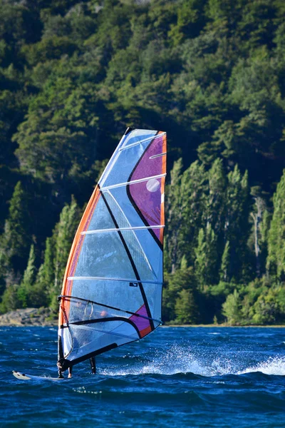 Windsurfer Een Meer Argentijnse Patagonië Met Een Kleurrijk Zeil Winderige — Stockfoto