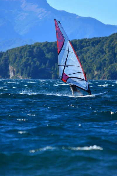 Cvičení Windsurfingu Jezeře Patagonii Modrou Vodou Spodním Lesem Neoprénem — Stock fotografie