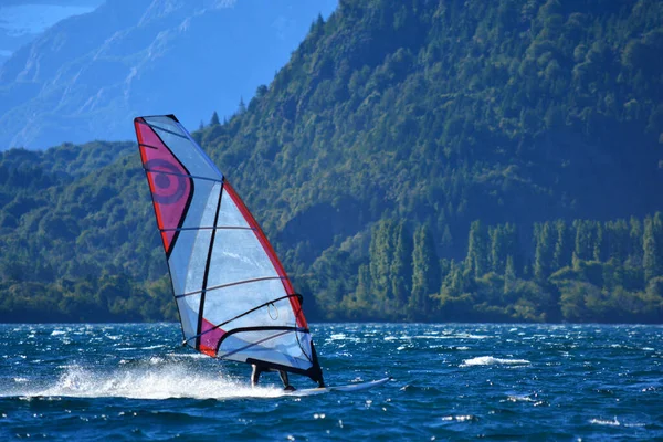 Windsurf Lago Dalle Acque Azzurre Con Vela Spiegata Dal Vento Fotografia Stock