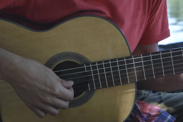 Junger Mann Spielt Gitarre Freien Kreolische Oder Spanische Gitarre — Stockfoto