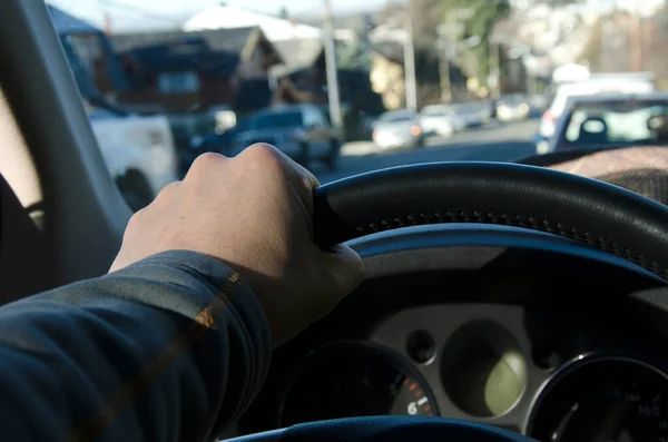 Χέρια Στο Τιμόνι Οδήγηση Στην Πόλη Τιμόνι Παρμπρίζ Αυτοκινήτων Και — Φωτογραφία Αρχείου
