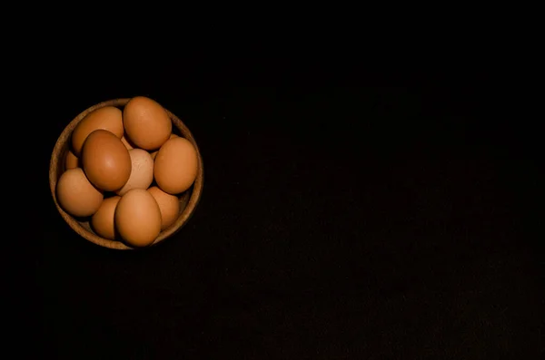 Siyah Arka Planda Ahşap Kasede Renkli Yumurtalar Tarımsal Tarla Yumurtaları — Stok fotoğraf