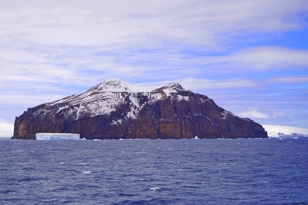 Rocky Mountain Sea Top Which Covered Some Snow Small Iceberg — Φωτογραφία Αρχείου