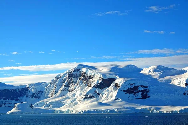 Atrás Mar Azul Profundo Estão Icebergs Brancos Eles Estão Contra — Fotografia de Stock