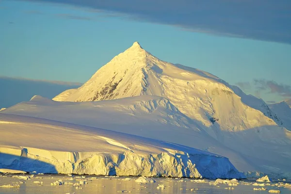 蓝天下有一座白色的冰山 冰山顶部的形状是尖的 — 图库照片