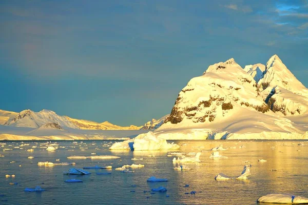 Iceberg Dourado Com Textura Rica Parece Uma Pirâmide Mar — Fotografia de Stock