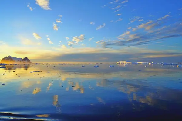 Iceberg Distante Cercado Por Luz Solar Cromada Nuvens Cinzas — Fotografia de Stock