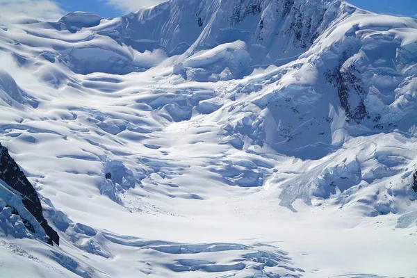 Letní Krajina Antarktidě Tajícím Sněhem Mořem Ledovci Bílými Mraky — Stock fotografie