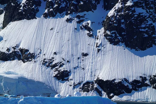 Die Wände Des Eisbergs Sind Wie Mit Dem Pinsel Bemalt — Stockfoto