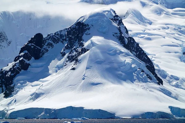 Neve Iceberg Rocce Mare Blu Profondo Uno Spettacolo Comune Durante — Foto Stock